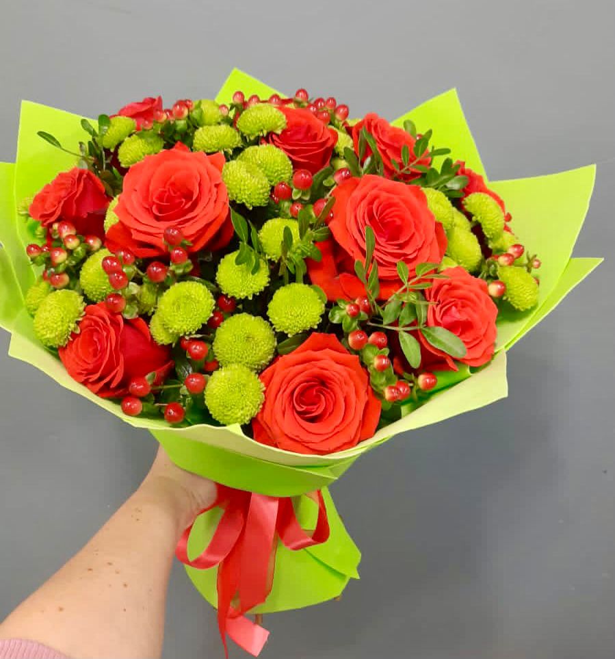 Букет цветов из: Хризантемы и Розы в Солнечнодольске