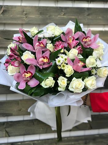 Букет цветов из: Розы и Хризантемы в Солнечнодольске