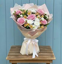 Букет цветов из:  Гвоздики, Орхидеи и Розы в Солнечнодольске