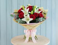 Букет цветов из:  Лилии и Розы в Солнечнодольске