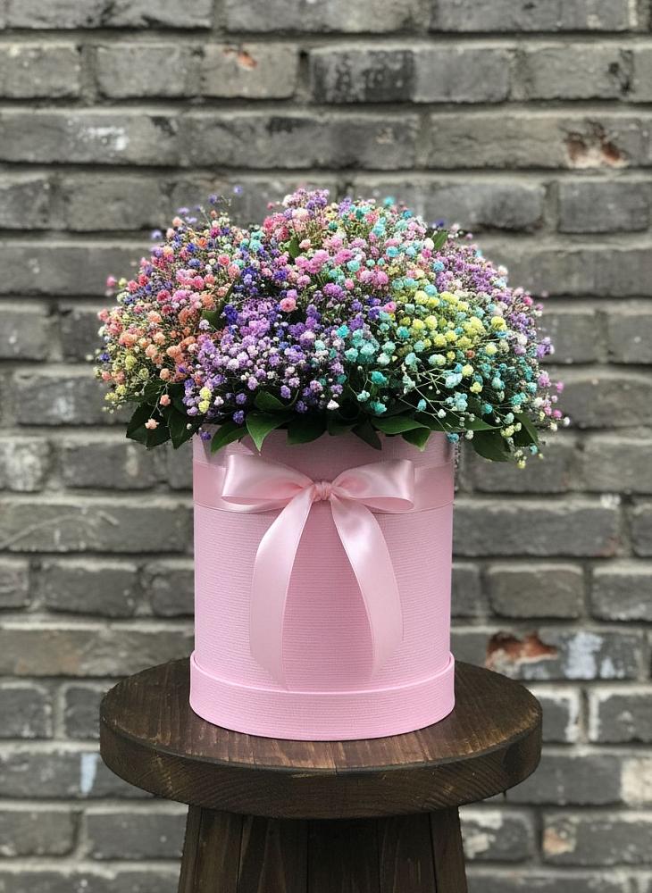 Цветочная композиция из Гипсофила и Розы в шляпной коробке в Солнечнодольске