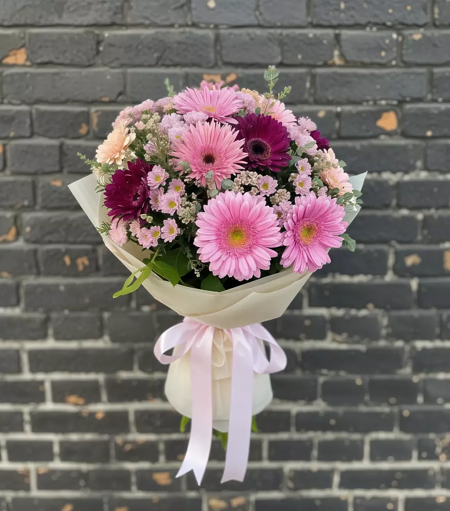 Букет цветов из: Герберы и Хризантемы в Солнечнодольске