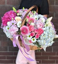 Цветочная композиция из Розы, Хризантемы, Пионы и Лизиантусы в корзине в Солнечнодольске