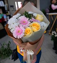 Букет цветов из:  Герберы, Розы и Хризантемы в Солнечнодольске