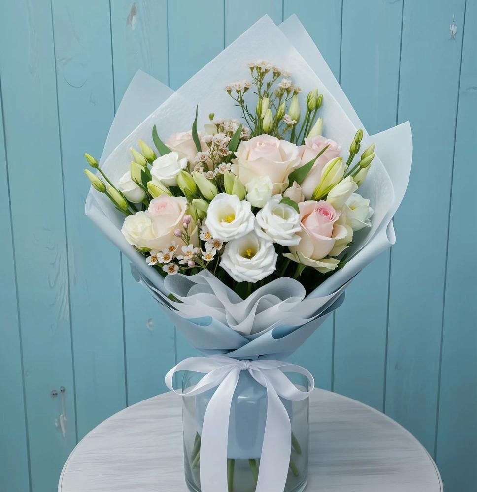 Букет цветов из: Розы и Лизиантусы в Солнечнодольске