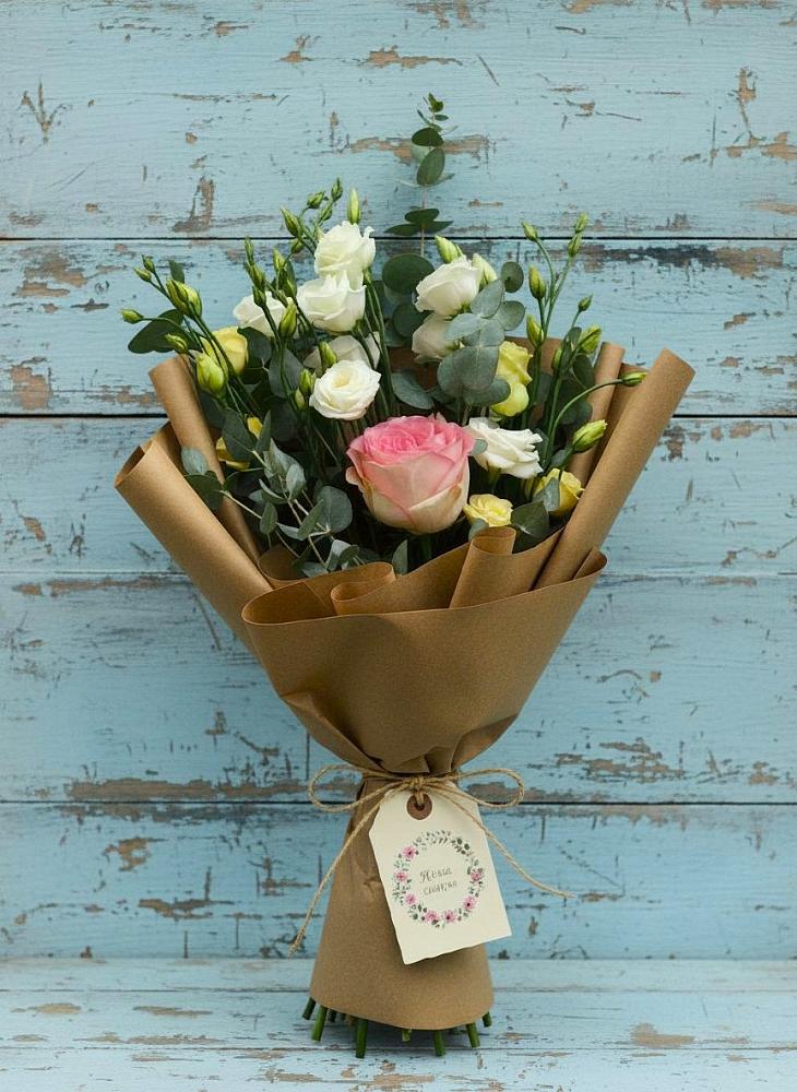 Букет цветов из: Розы и Лизиантусы в Солнечнодольске