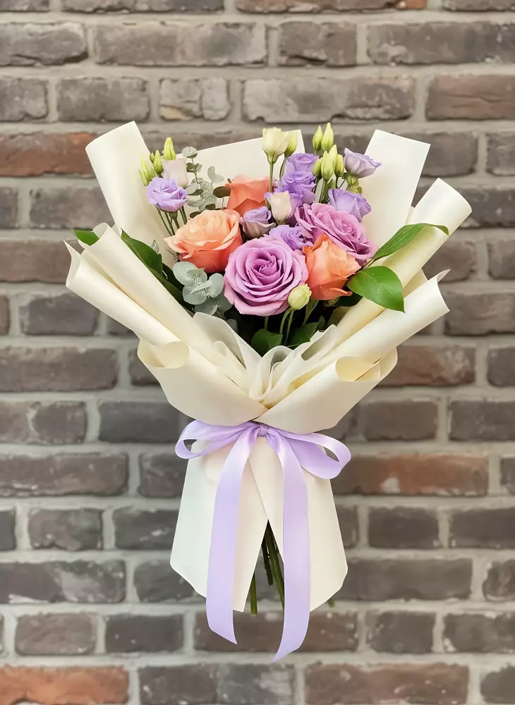 Букет цветов из: Лизиантусы и Розы в Солнечнодольске