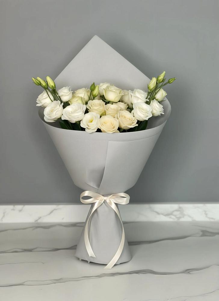 Букет цветов из: Розы и Лизиантусы в Солнечнодольске