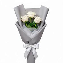 Букет 3 белые розы в Солнечнодольске