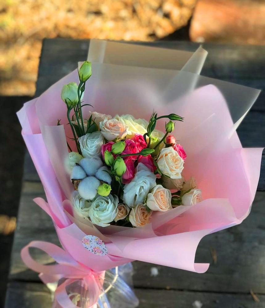 Букет цветов из: Розы и Лизиантусы в Солнечнодольске