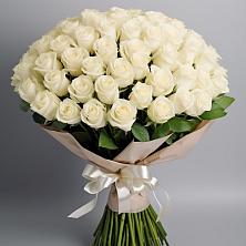 Букет 101 беля роза Белоснежка в Солнечнодольске