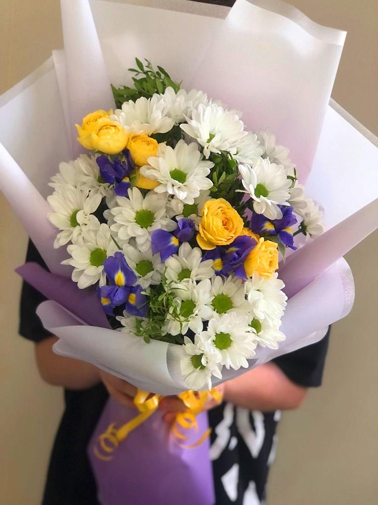 Букет цветов из: Ирисы, Хризантемы и Розы в Солнечнодольске