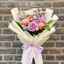 Букет цветов из:  Лизиантусы и Розы в Солнечнодольске