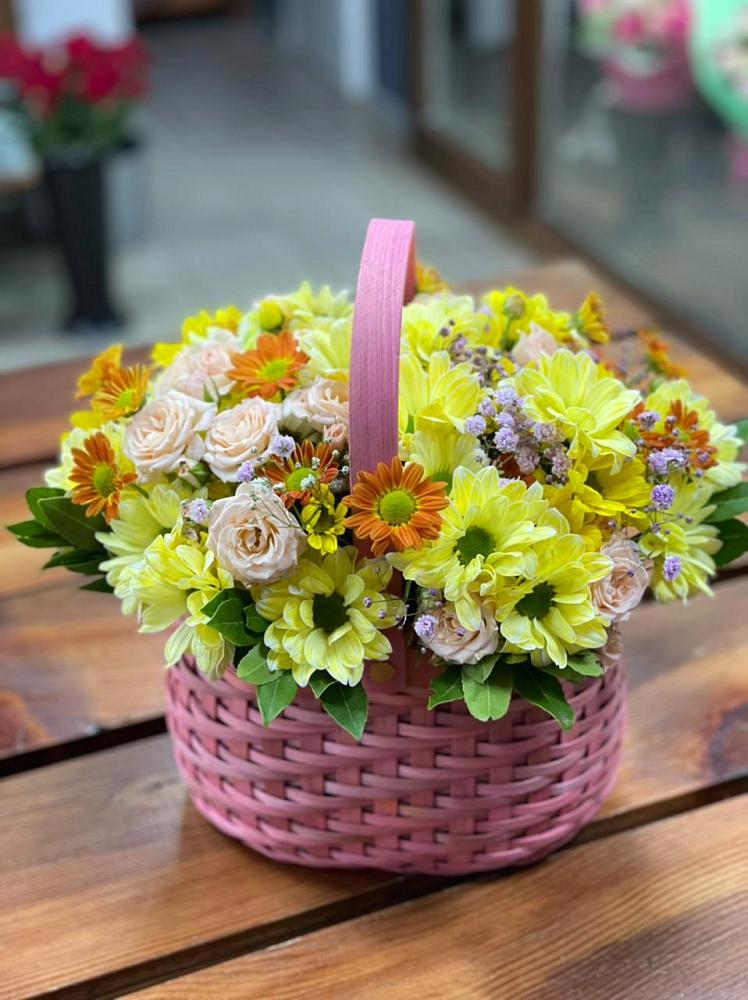 Цветочная композиция из Хризантемы и Розы в корзине в Солнечнодольске