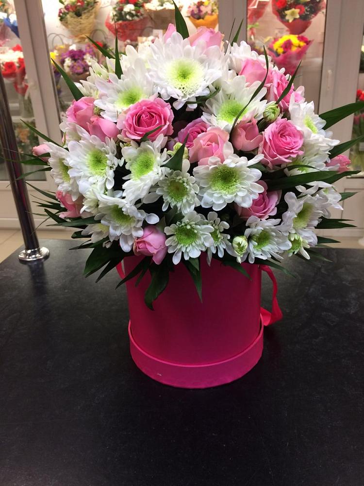 Цветочная композиция из Розы и Хризантемы в шляпной коробке в Солнечнодольске