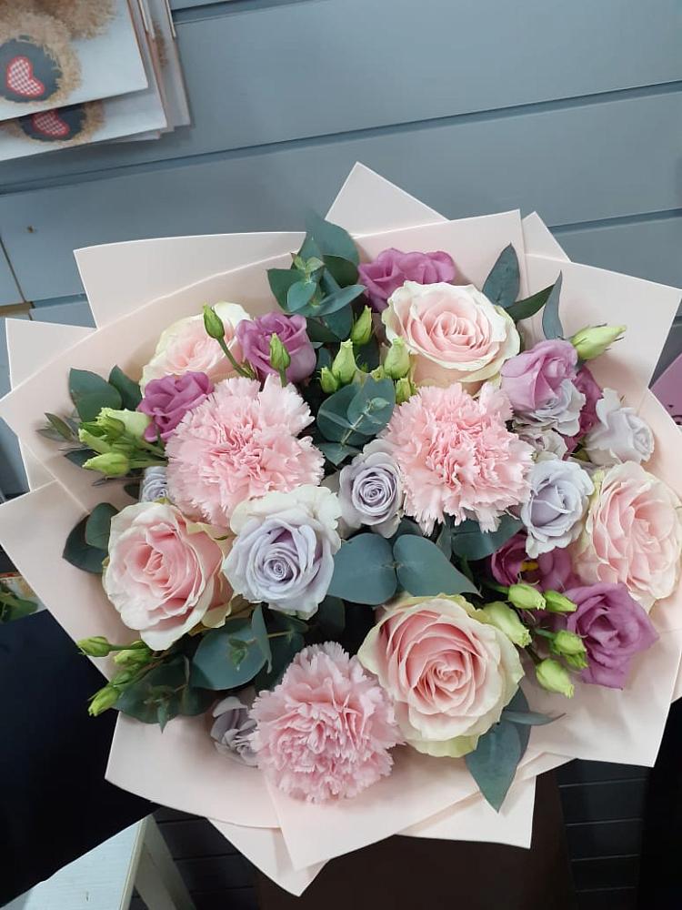 Букет цветов из: Розы, Гвоздики и Лизиантусы в Солнечнодольске