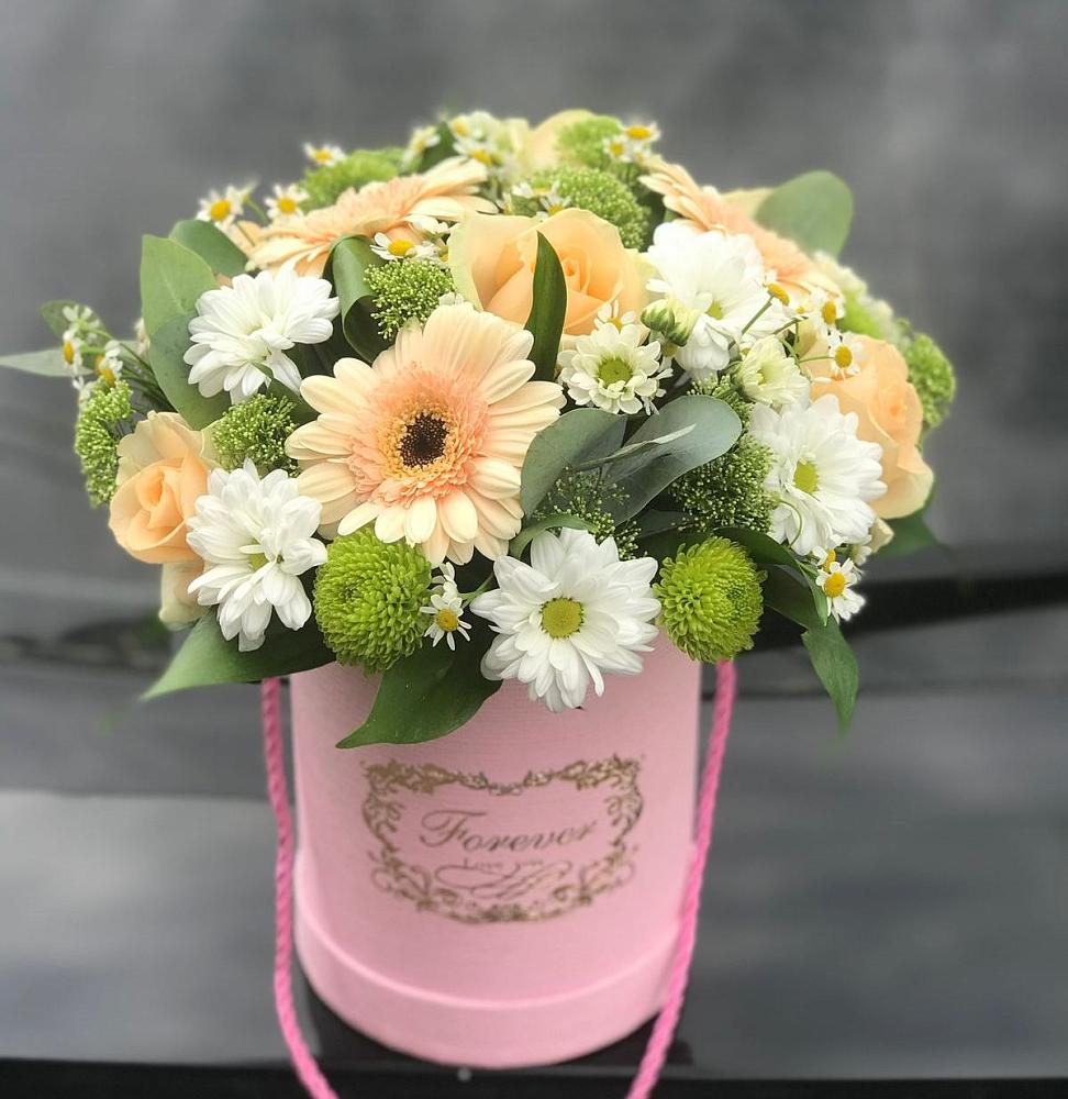 Цветочная композиция из Розы, Герберы и Хризантемы в шляпной коробке в Солнечнодольске