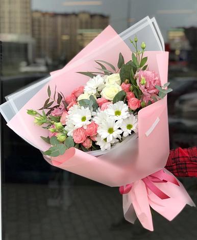 Букет цветов из: Розы, Лизиантусы и Хризантемы в Солнечнодольске