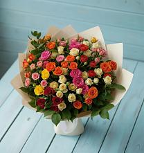 Букет Микс из разноцветных кустовых роз в Солнечнодольске