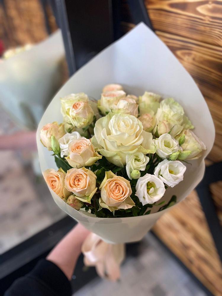 Букет цветов из: Розы и Лизиантусы в Солнечнодольске